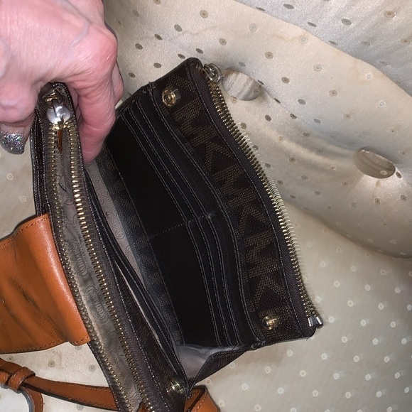 Michael Kors Fulton Monogram - Picture 8 of 8